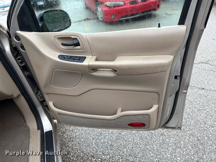 image for item DR2793 2002 Ford Windstar LX van