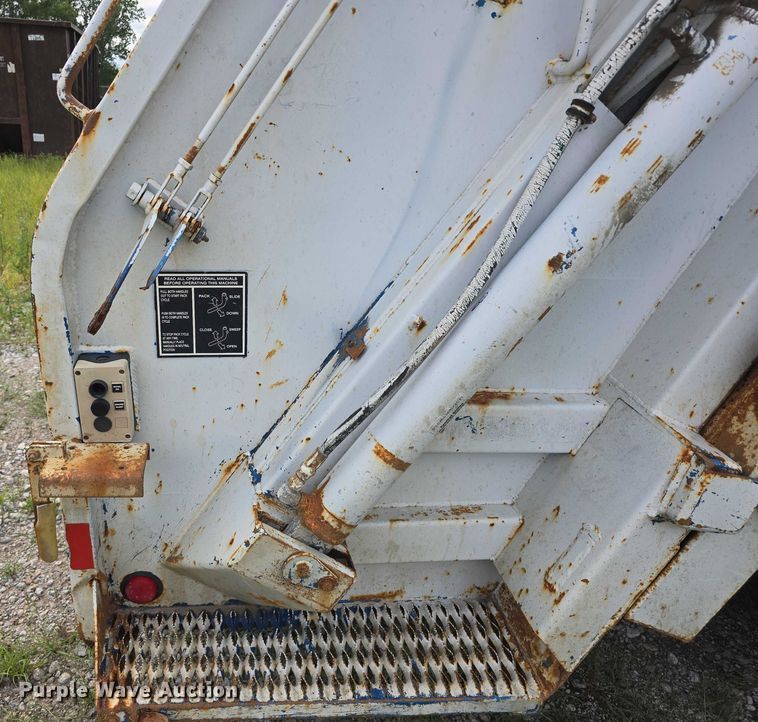 image for item DR3906 2006 GMC W5 refuse truck