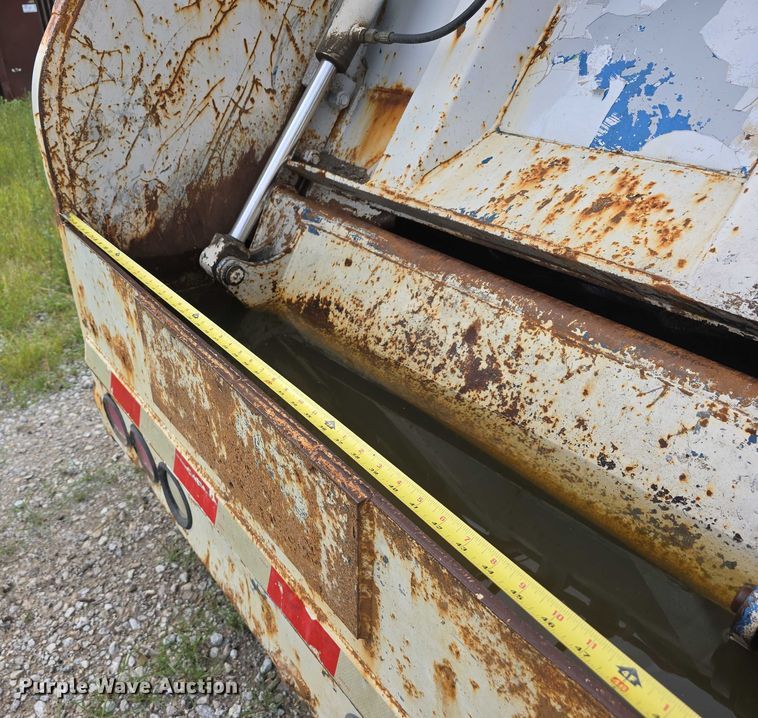 image for item DR3906 2006 GMC W5 refuse truck