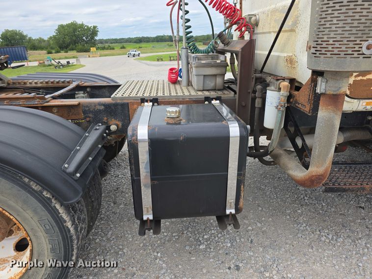 image for item DR3910 1990 Mack RD690S semi truck