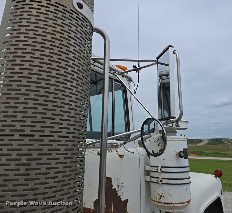 image for item DR3910 1990 Mack RD690S semi truck