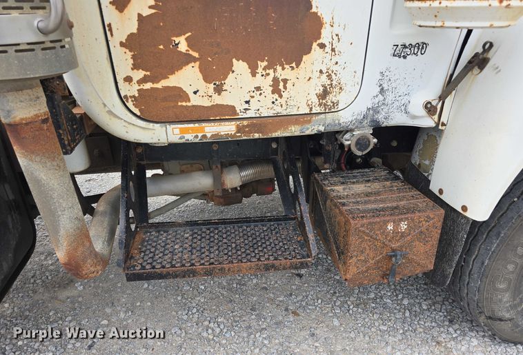 image for item DR3910 1990 Mack RD690S semi truck