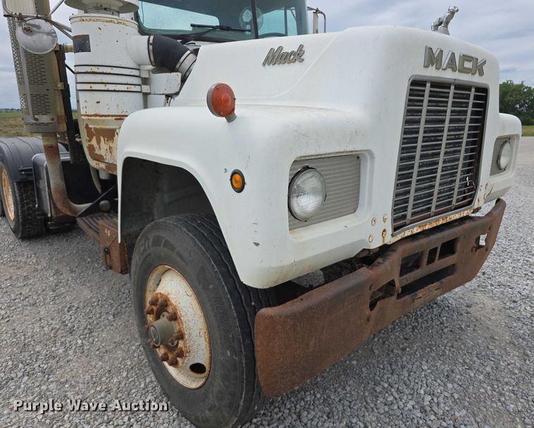 image for item DR3910 1990 Mack RD690S semi truck