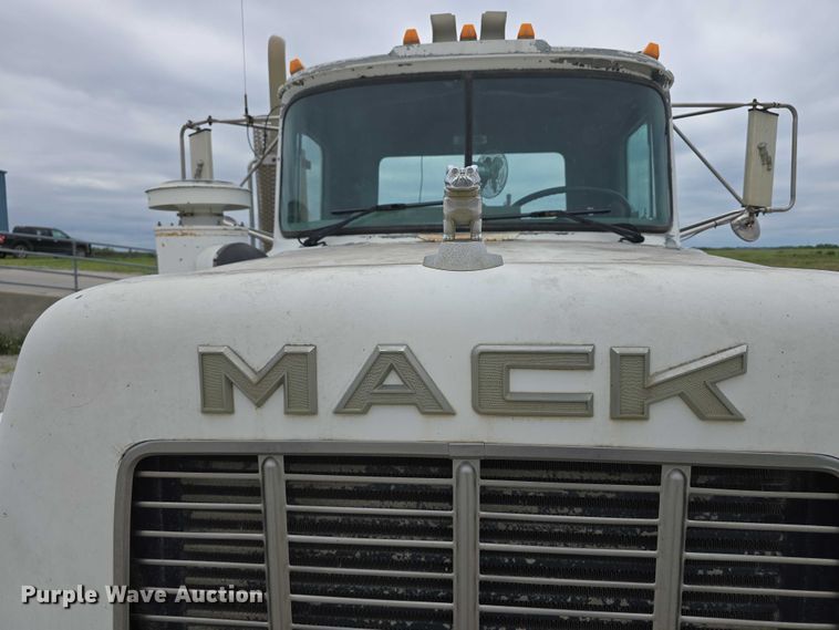 image for item DR3910 1990 Mack RD690S semi truck