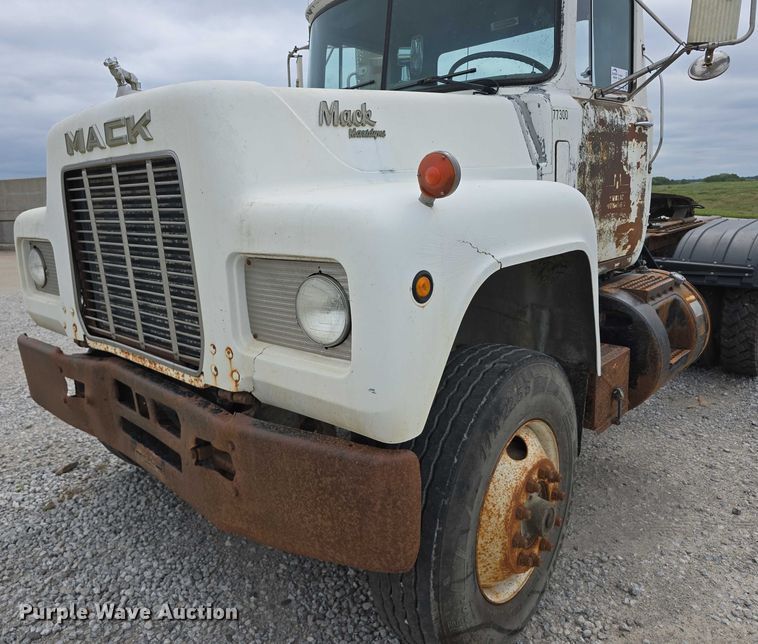 image for item DR3910 1990 Mack RD690S semi truck