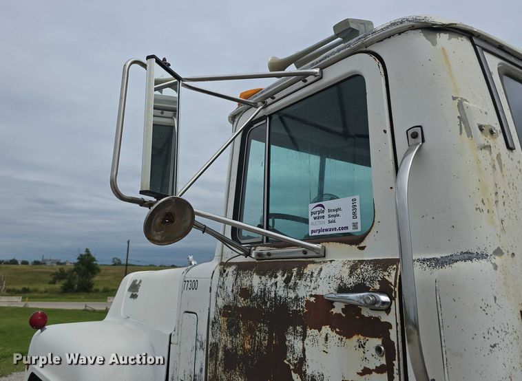 image for item DR3910 1990 Mack RD690S semi truck