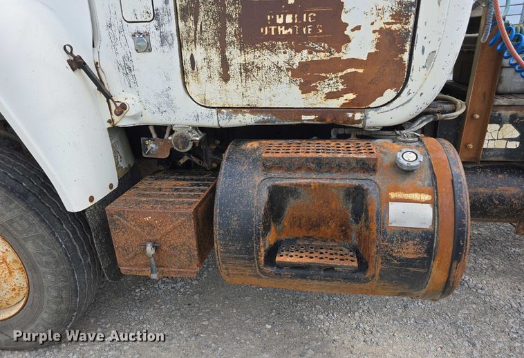 image for item DR3910 1990 Mack RD690S semi truck