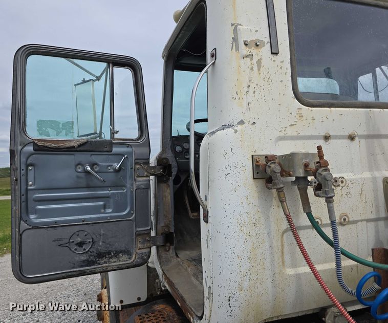 image for item DR3910 1990 Mack RD690S semi truck