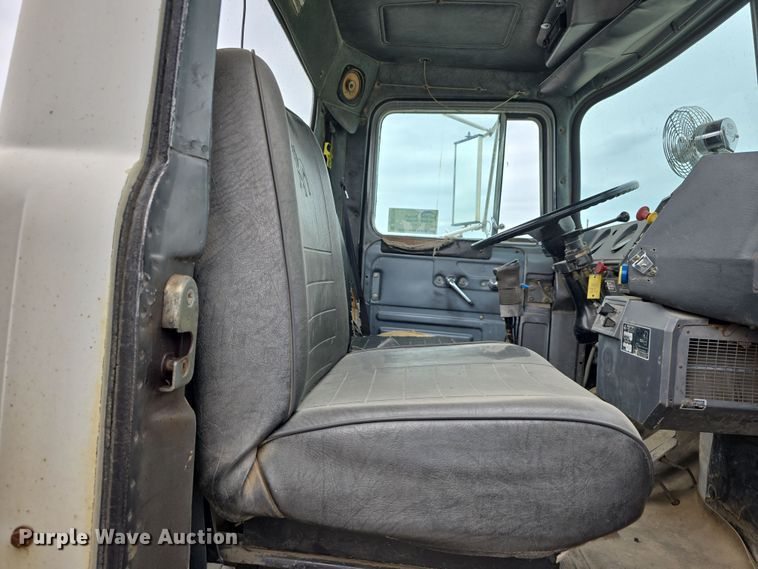 image for item DR3910 1990 Mack RD690S semi truck