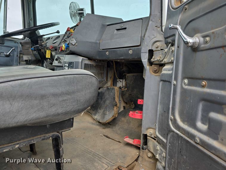 image for item DR3910 1990 Mack RD690S semi truck