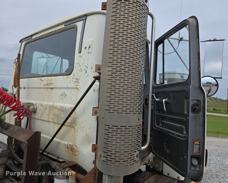 image for item DR3910 1990 Mack RD690S semi truck