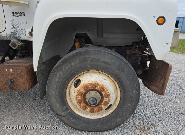 image for item DR3910 1990 Mack RD690S semi truck