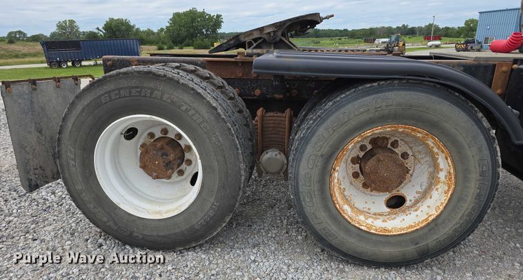 image for item DR3910 1990 Mack RD690S semi truck