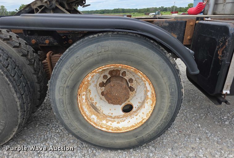 image for item DR3910 1990 Mack RD690S semi truck