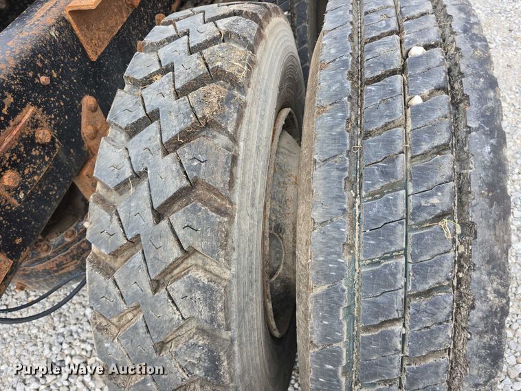 image for item DR3910 1990 Mack RD690S semi truck