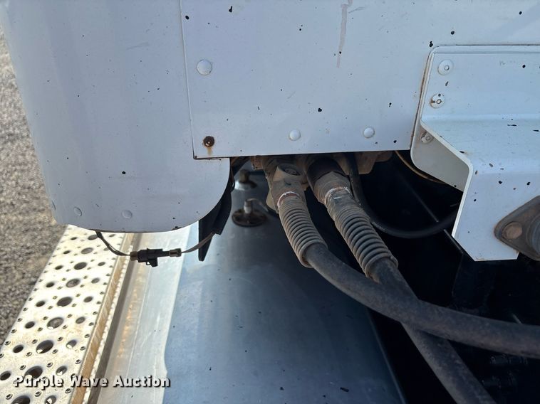 image for item DT6676 2004 Freightliner CL120 semi truck