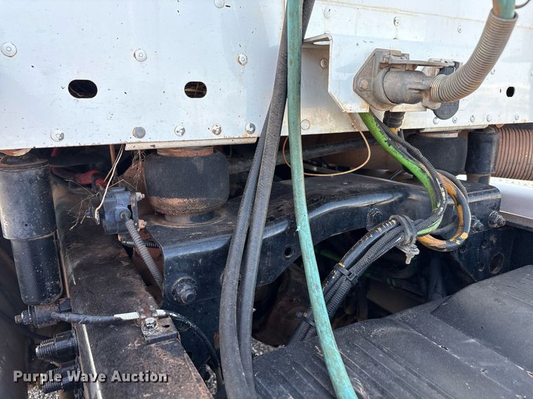 image for item DT6676 2004 Freightliner CL120 semi truck