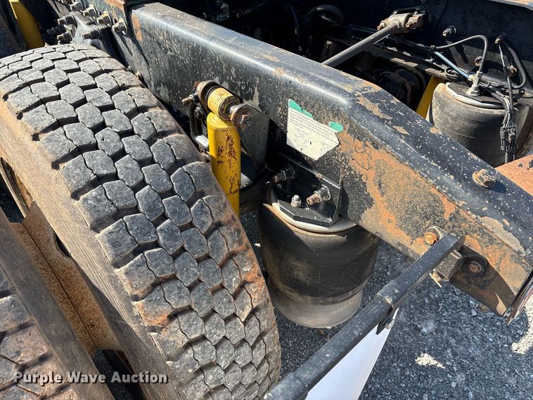 image for item DT6676 2004 Freightliner CL120 semi truck