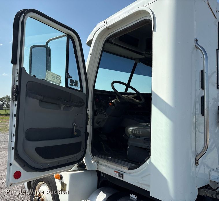 image for item DT6676 2004 Freightliner CL120 semi truck