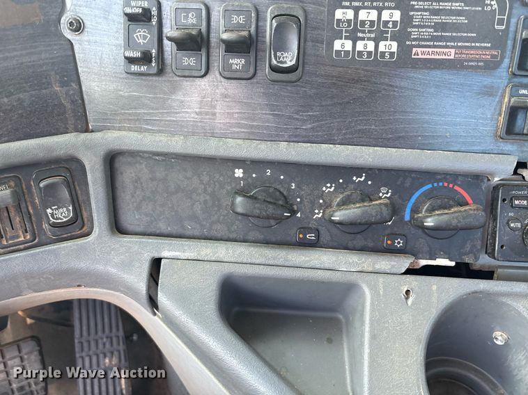 image for item DT6676 2004 Freightliner CL120 semi truck