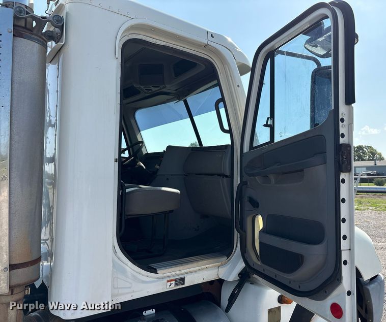 image for item DT6676 2004 Freightliner CL120 semi truck