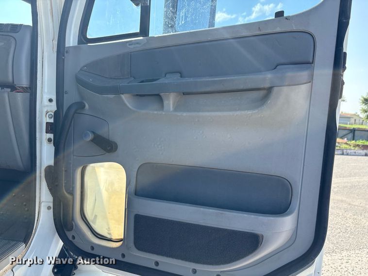 image for item DT6676 2004 Freightliner CL120 semi truck