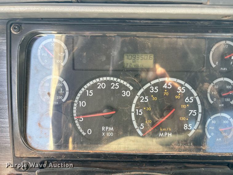 image for item DT6676 2004 Freightliner CL120 semi truck