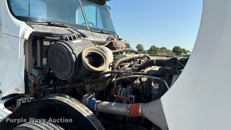 image for item DT6676 2004 Freightliner CL120 semi truck