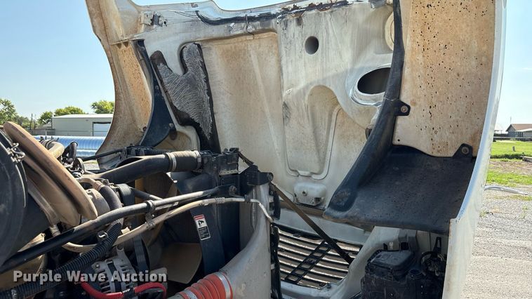 image for item DT6676 2004 Freightliner CL120 semi truck