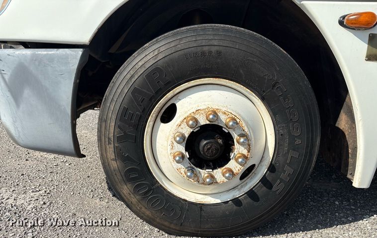 image for item DT6676 2004 Freightliner CL120 semi truck