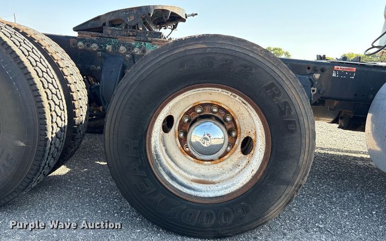 image for item DT6676 2004 Freightliner CL120 semi truck