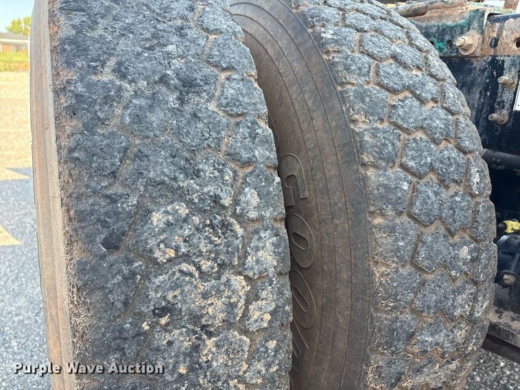 image for item DT6676 2004 Freightliner CL120 semi truck