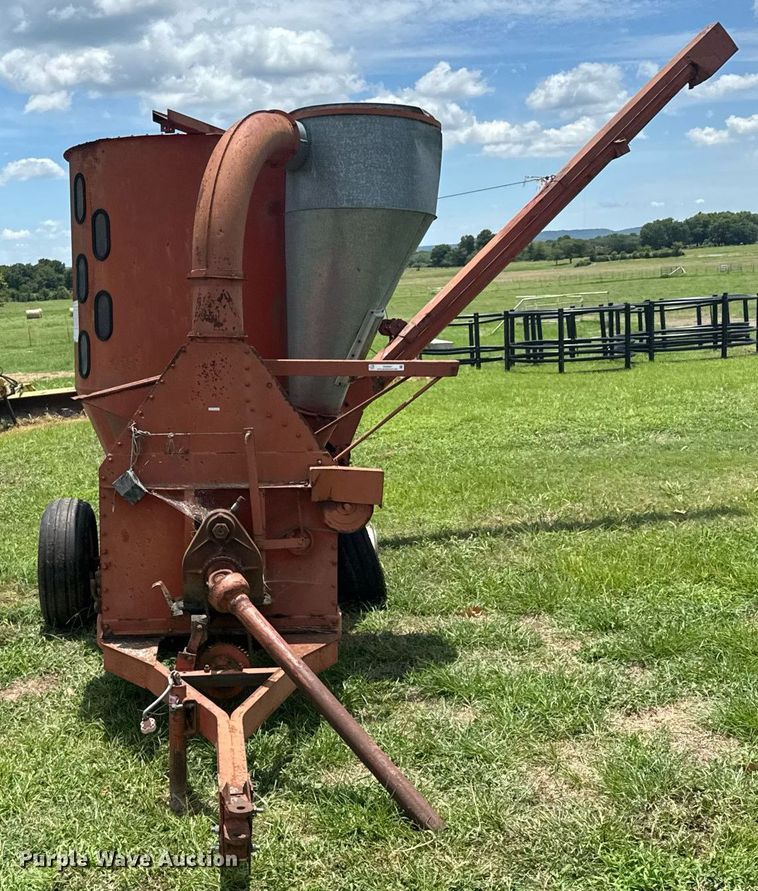 image for item DU9297 United Farm Tools 758 feed grinder/mixer