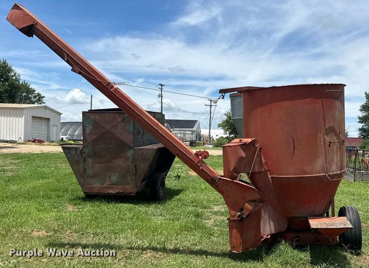image for item DU9297 United Farm Tools 758 feed grinder/mixer