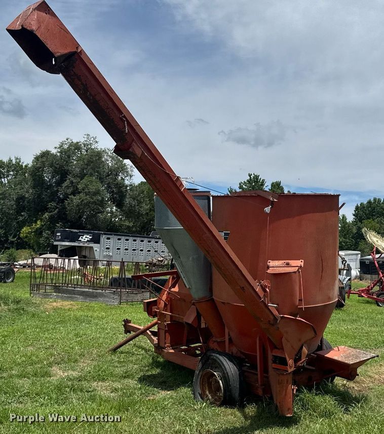 image for item DU9297 United Farm Tools 758 feed grinder/mixer