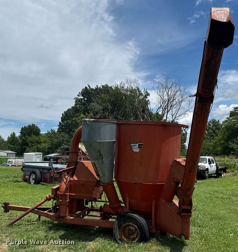 image for item DU9297 United Farm Tools 758 feed grinder/mixer