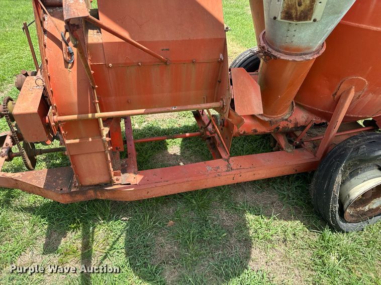 image for item DU9297 United Farm Tools 758 feed grinder/mixer
