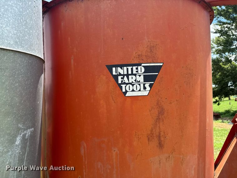 image for item DU9297 United Farm Tools 758 feed grinder/mixer
