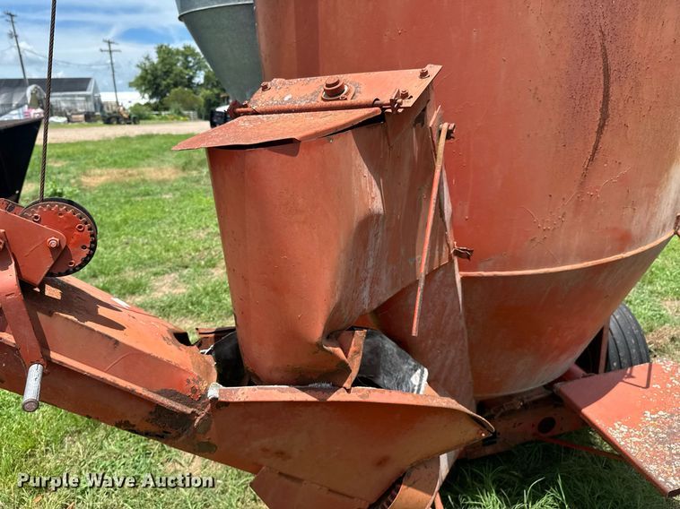 image for item DU9297 United Farm Tools 758 feed grinder/mixer
