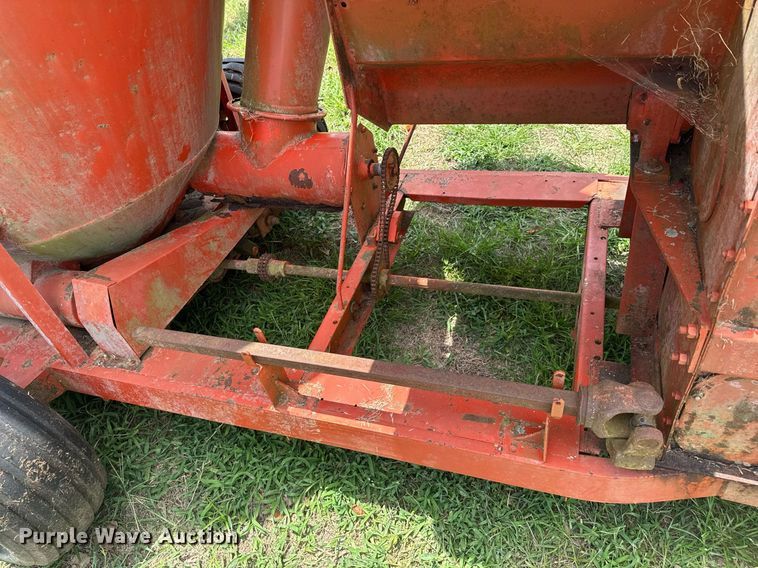 image for item DU9297 United Farm Tools 758 feed grinder/mixer