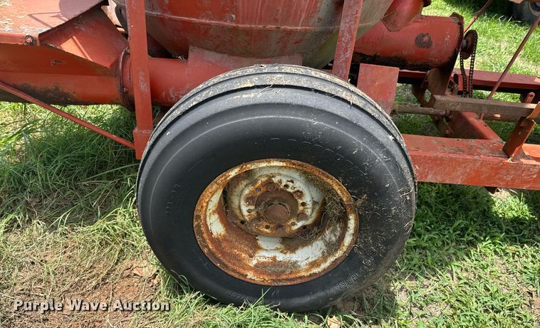 image for item DU9297 United Farm Tools 758 feed grinder/mixer