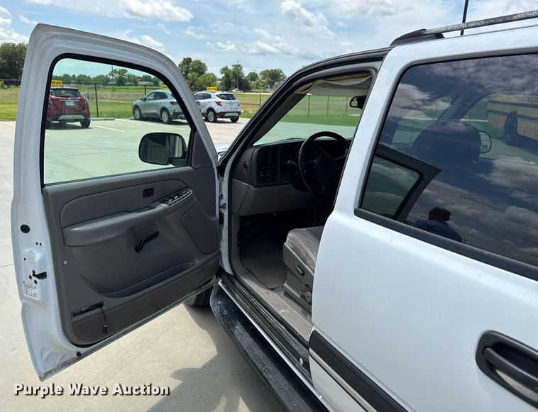 image for item DU9347 2004 Chevrolet Suburban 1500 SUV