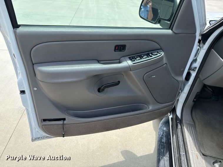 image for item DU9347 2004 Chevrolet Suburban 1500 SUV