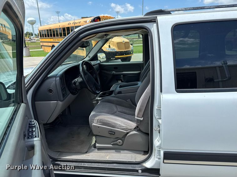 image for item DU9347 2004 Chevrolet Suburban 1500 SUV