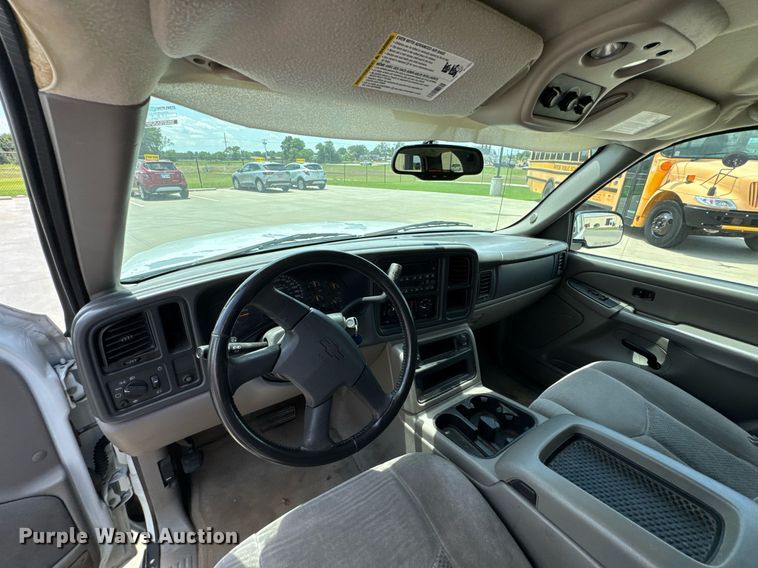 image for item DU9347 2004 Chevrolet Suburban 1500 SUV