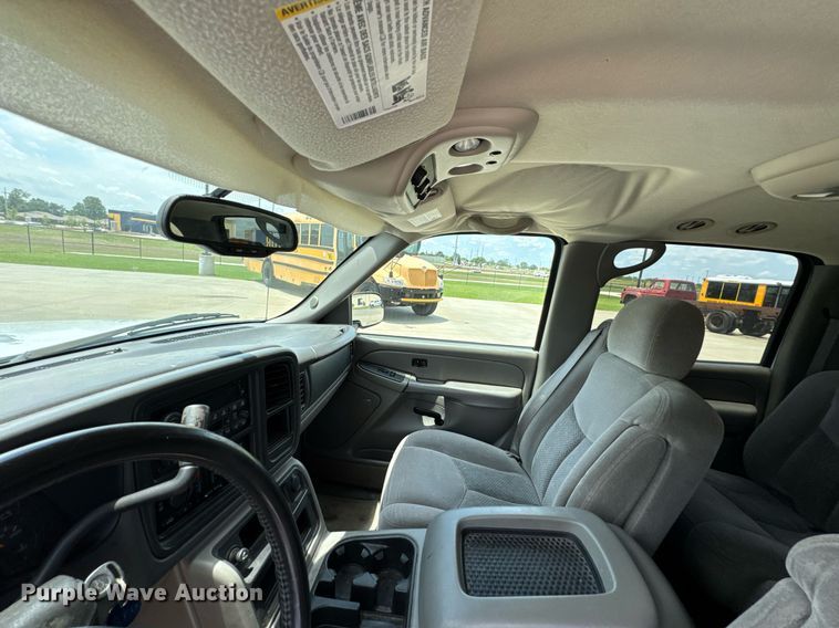 image for item DU9347 2004 Chevrolet Suburban 1500 SUV