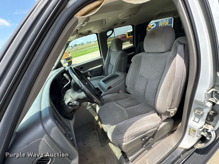 image for item DU9347 2004 Chevrolet Suburban 1500 SUV