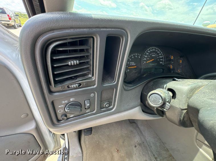 image for item DU9347 2004 Chevrolet Suburban 1500 SUV