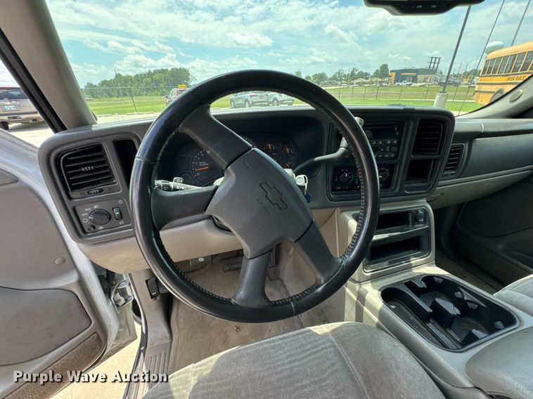 image for item DU9347 2004 Chevrolet Suburban 1500 SUV