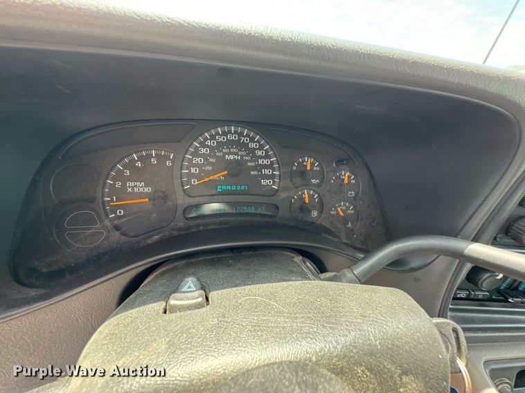 image for item DU9347 2004 Chevrolet Suburban 1500 SUV